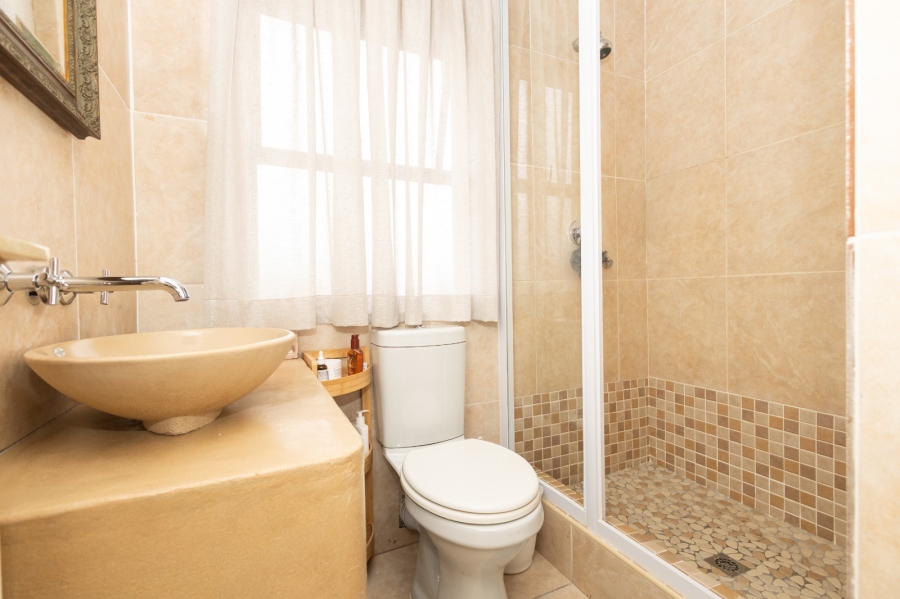 To Let 5 Bedroom Property for Rent in Vierlanden Western Cape